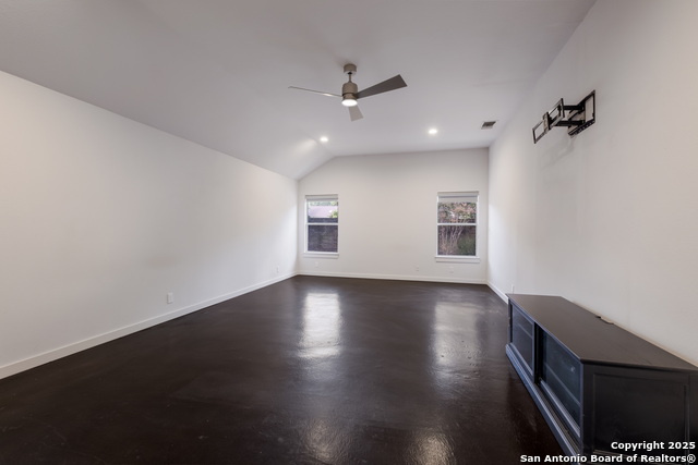 Listing photo id 14 for 5 Carah Ct  