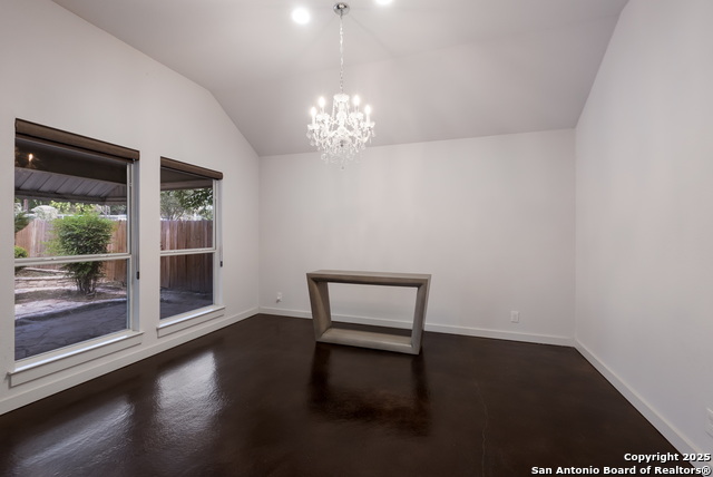 Listing photo id 7 for 5 Carah Ct  