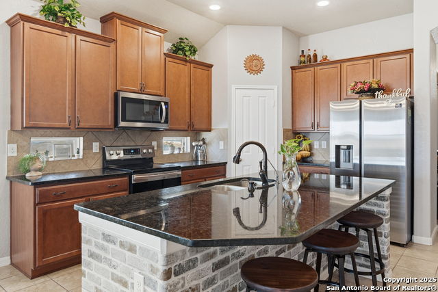 Listing photo id 10 for 851 Highland