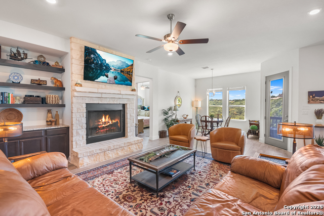 Listing photo id 3 for 270 Blue Diamond