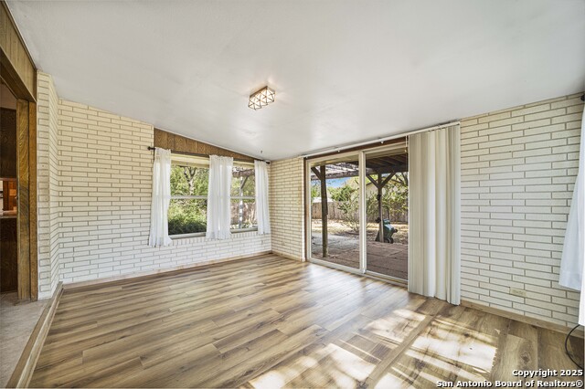 Image 10 of 45 For 983 Hollyhock