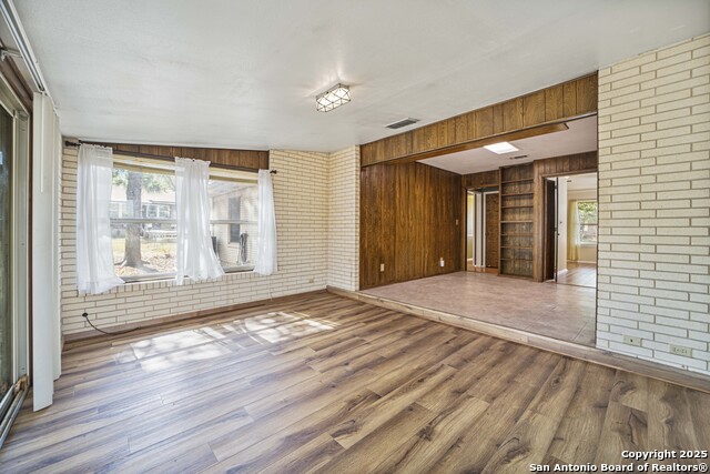 Image 11 of 45 For 983 Hollyhock