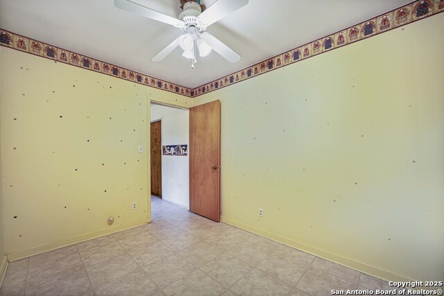 Image 15 of 45 For 983 Hollyhock