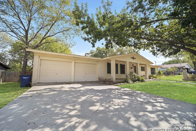 Image 2 of 45 For 983 Hollyhock