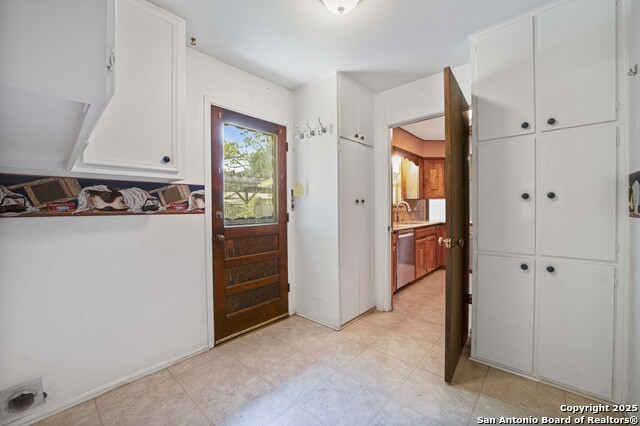 Image 27 of 45 For 983 Hollyhock