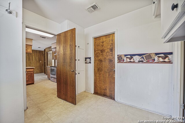 Image 28 of 45 For 983 Hollyhock