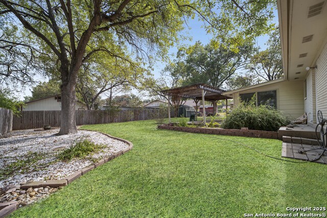 Image 32 of 45 For 983 Hollyhock