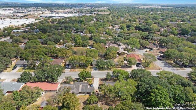 Image 36 of 45 For 983 Hollyhock
