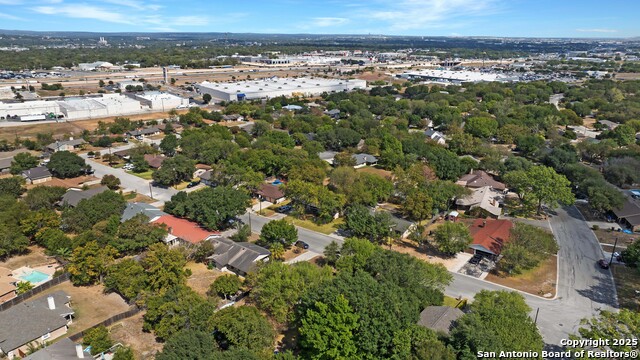 Image 38 of 45 For 983 Hollyhock