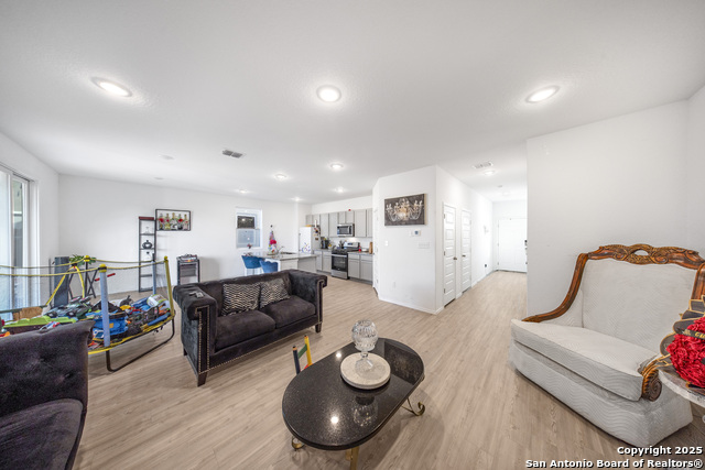 Image 5 of 27 For 727 Corbin Bend