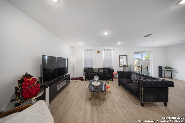 Image 6 of 27 For 727 Corbin Bend