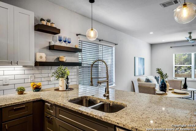 Listing photo id 11 for 1417 Crockett E