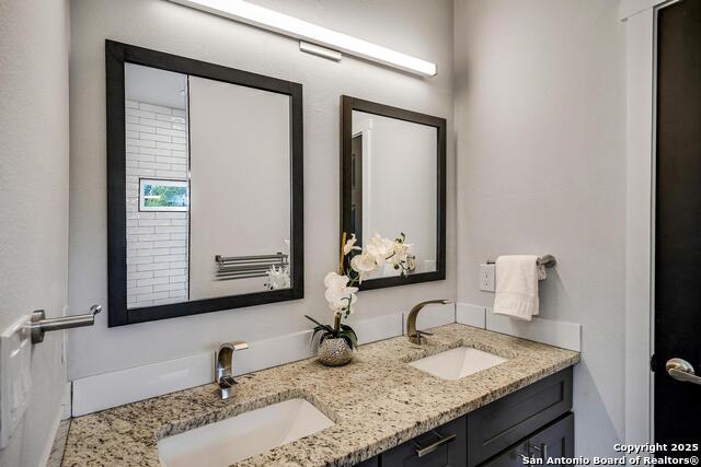 Listing photo id 16 for 1417 Crockett E