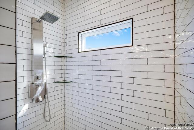 Listing photo id 17 for 1417 Crockett E