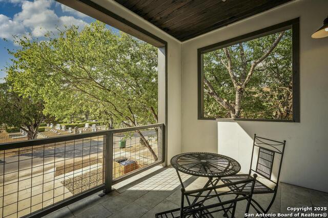 Listing photo id 21 for 1417 Crockett E