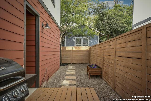 Listing photo id 22 for 1417 Crockett E