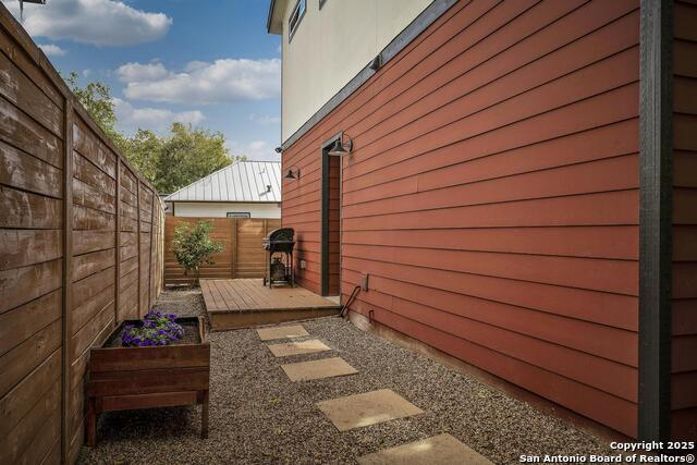 Listing photo id 23 for 1417 Crockett E