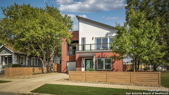 Listing photo id 1 for 1417 Crockett E