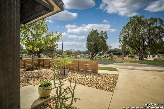 Listing photo id 2 for 1417 Crockett E