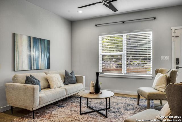 Listing photo id 4 for 1417 Crockett E