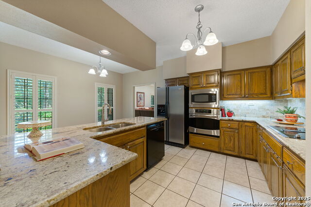 Listing photo id 7 for 8735 Paseo Oaks
