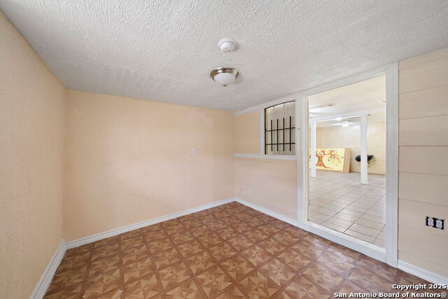 Listing photo id 11 for 5639 Overdale