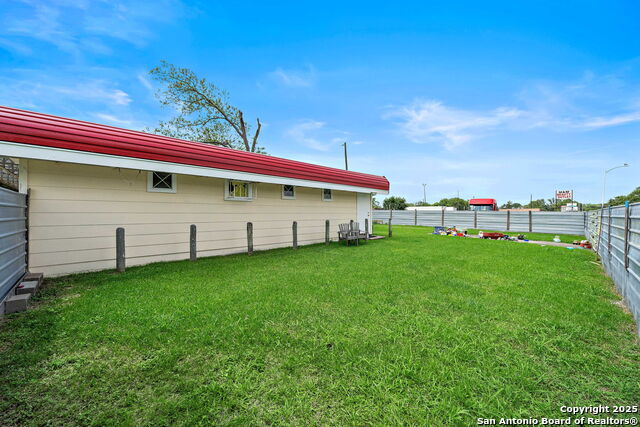 Listing photo id 15 for 5639 Overdale