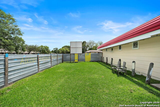 Listing photo id 16 for 5639 Overdale