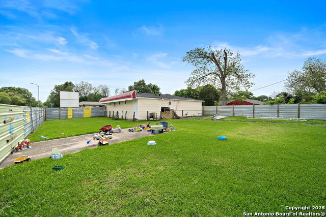 Listing photo id 17 for 5639 Overdale