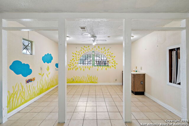 Listing photo id 2 for 5639 Overdale