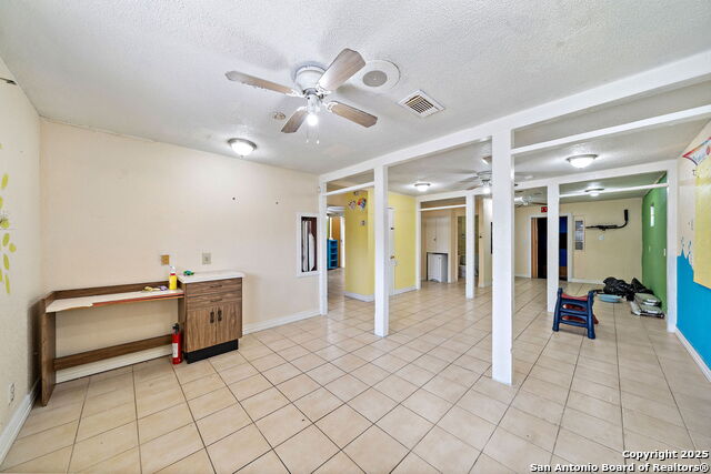 Listing photo id 4 for 5639 Overdale