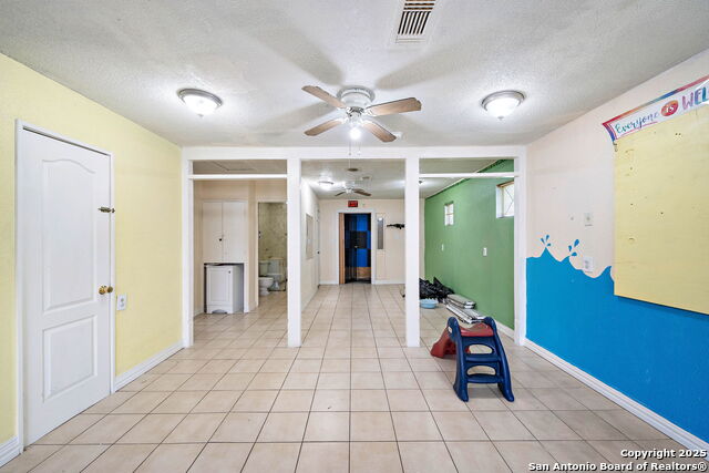 Listing photo id 5 for 5639 Overdale