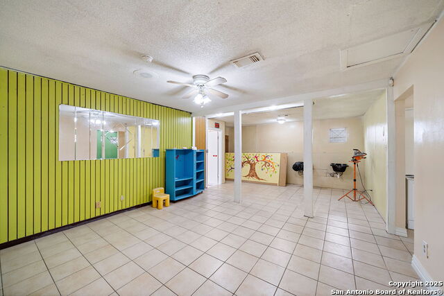 Listing photo id 7 for 5639 Overdale