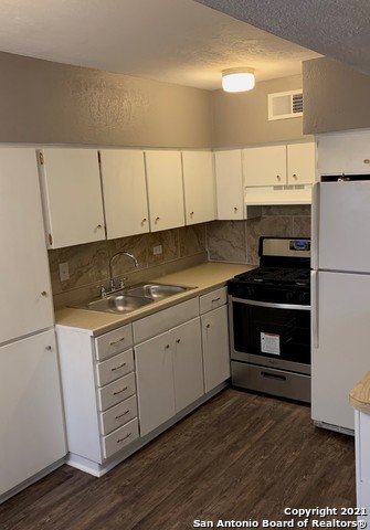 Listing photo id 1 for 615 Vance Jackson  210