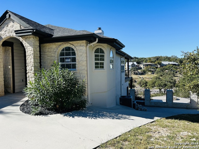 Image 4 of 47 For 321 Village View