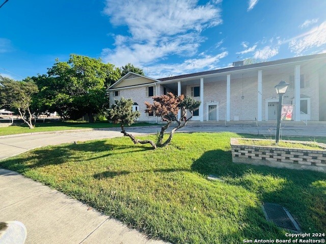 Listing photo id 1 for 811 Jackson Keller  8