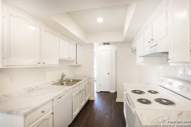 Image 11 of 29 For 7506 Lincoln Village