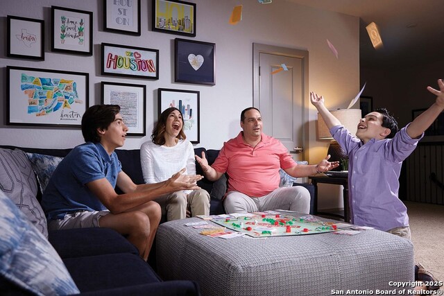 Listing photo id 2 for 9904 Aurora Hill St