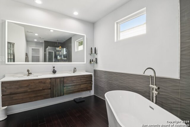 Image 17 of 52 For 128 Clay St.