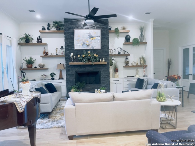 Image 4 of 46 For 202 Mystic Shores Blvd