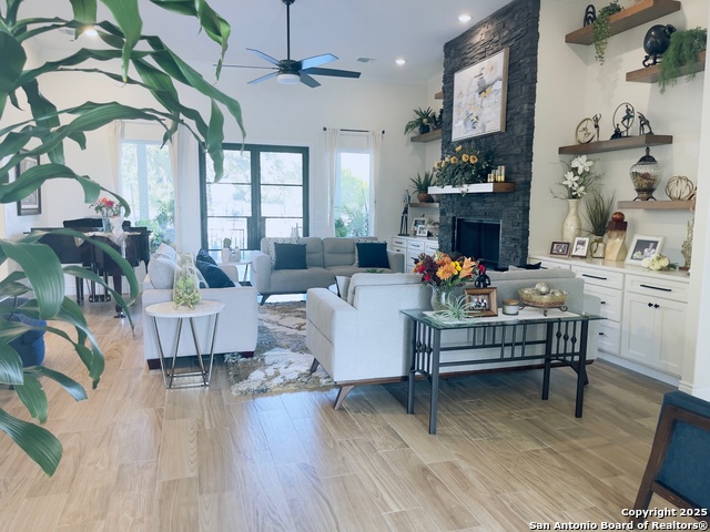 Image 7 of 46 For 202 Mystic Shores Blvd