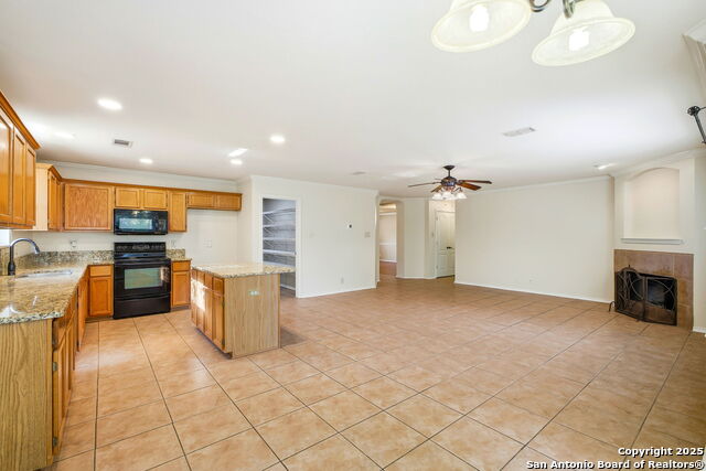 Image 21 of 51 For 9723 Dahlia  