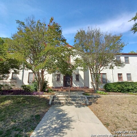 Listing photo id 0 for 219 Magnolia W