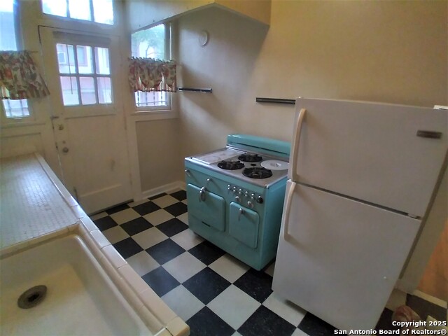 Listing photo id 24 for 219 Magnolia W