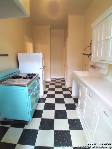 Listing photo id 25 for 219 Magnolia W