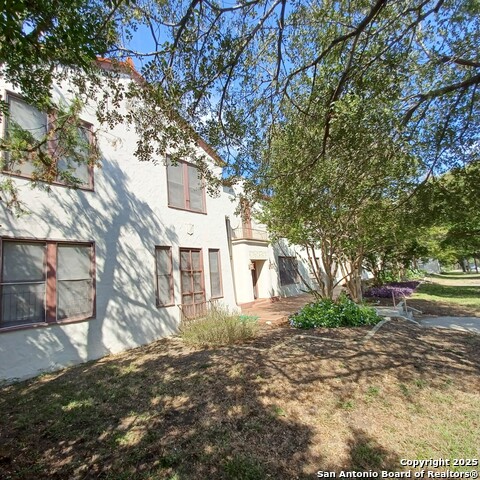 Listing photo id 1 for 219 Magnolia W