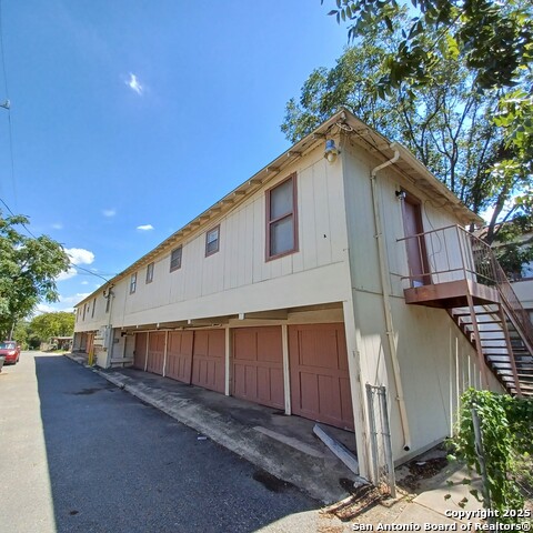 Listing photo id 37 for 219 Magnolia W