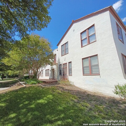 Listing photo id 2 for 219 Magnolia W