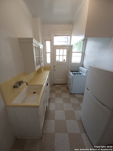 Listing photo id 7 for 219 Magnolia W