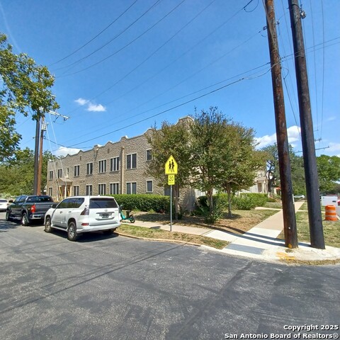 Listing photo id 9 for 127 Magnolia W